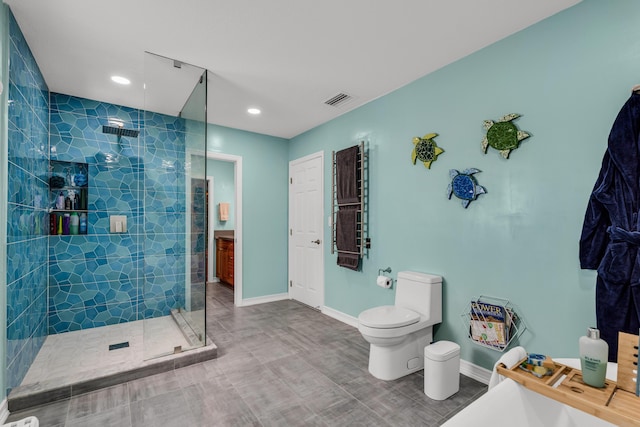 bathroom with tiled shower, toilet, and sink