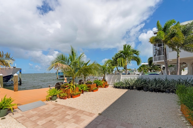 view of yard featuring a water view