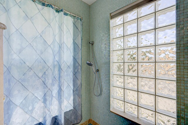 full bathroom featuring a tile shower