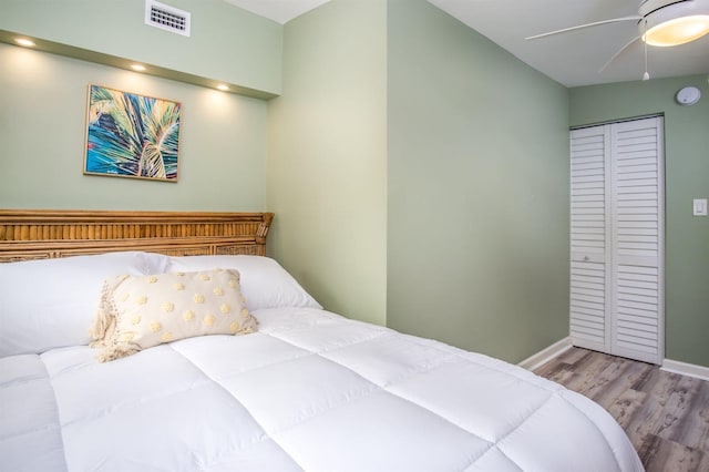 bedroom featuring ceiling fan, light hardwood / wood-style floors, and a closet