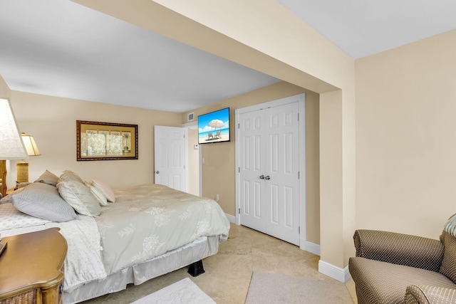 87465 Old Hwy Unit 106, Islamorada, FL 33036 - bedroom featuring baseboards and a closet
