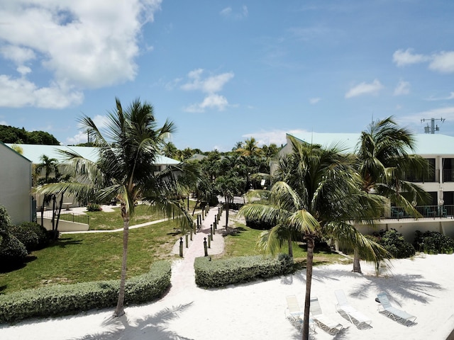 view of property's community featuring a lawn