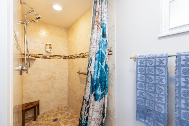 bathroom featuring a shower with shower curtain