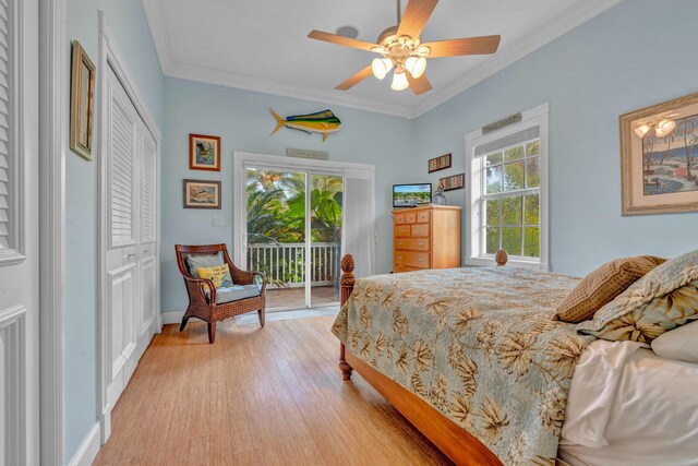 bedroom featuring access to exterior, ceiling fan, light hardwood / wood-style floors, crown molding, and a closet