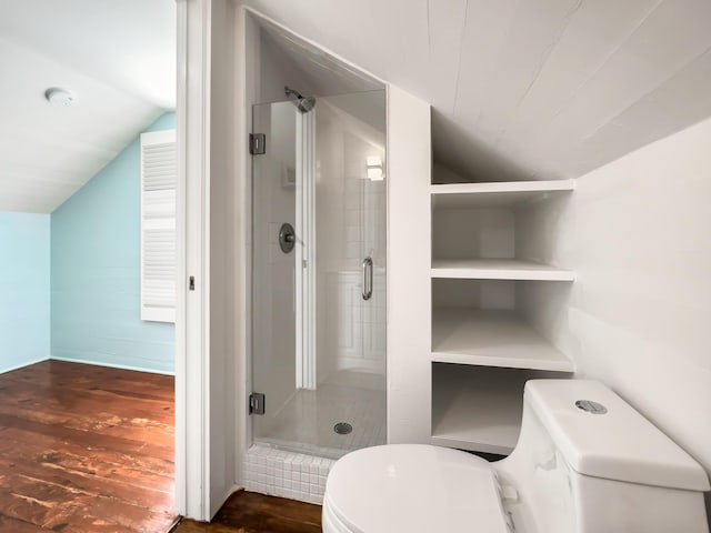 bathroom featuring hardwood / wood-style flooring, vaulted ceiling, a shower with shower door, and toilet