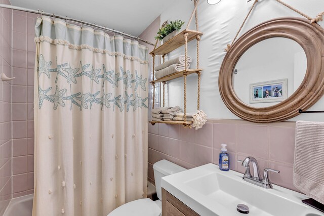 full bathroom with vanity, backsplash, toilet, and shower / bath combo