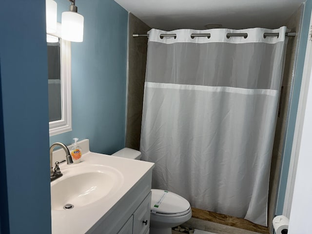 full bathroom with toilet, a shower with curtain, and vanity
