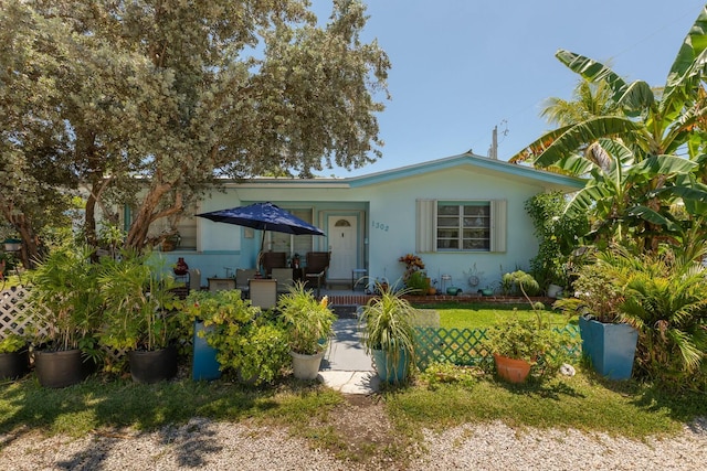 view of front of house featuring a front yard