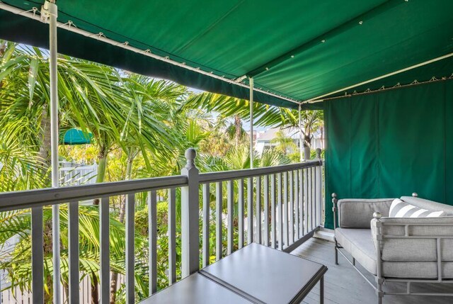 balcony featuring an outdoor hangout area