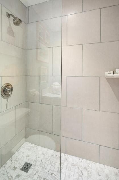 bathroom featuring a tile shower