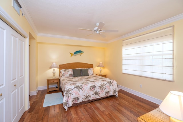 bedroom featuring wood-type flooring, ornamental molding, ceiling fan, and a closet