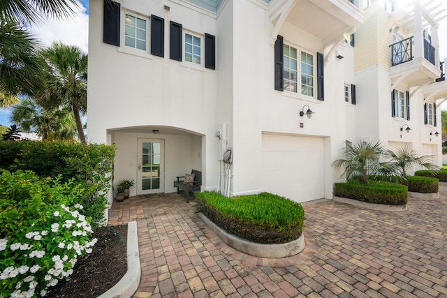 view of front facade featuring a garage