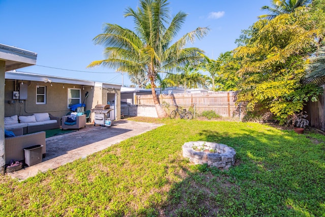 view of yard featuring an outdoor living space with a fire pit and a patio area