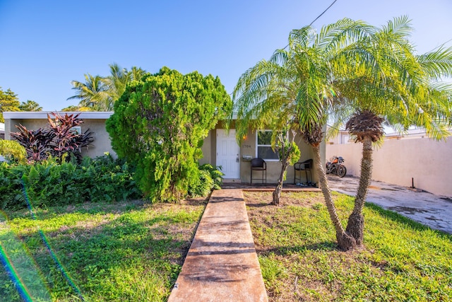 view of front of house with a front lawn