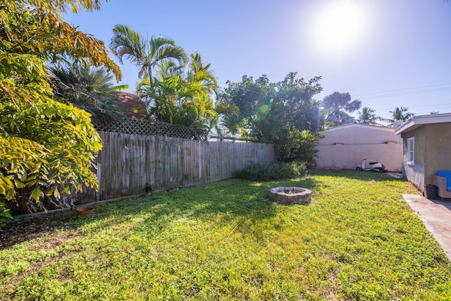 view of yard featuring a fire pit