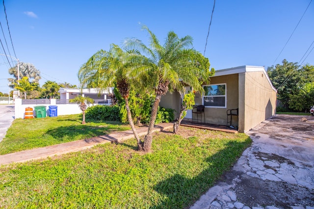 view of front of house featuring a front yard