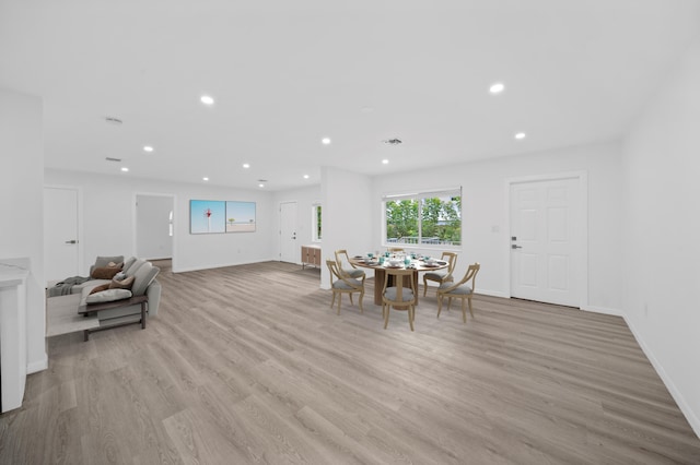 dining area featuring light wood-style floors, recessed lighting, and baseboards
