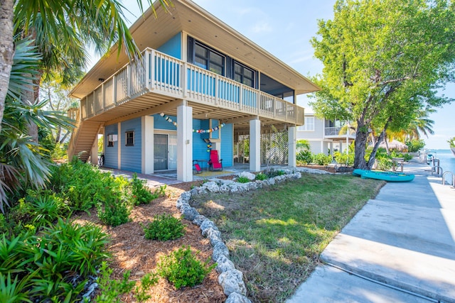 view of front of house with a front lawn