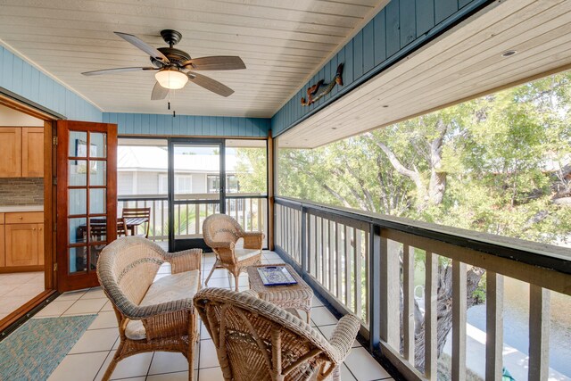 sunroom featuring ceiling fan