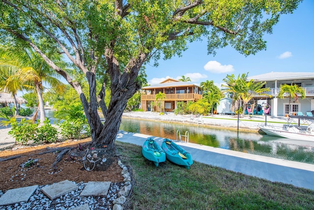 view of yard featuring a water view