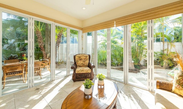 sunroom with ceiling fan