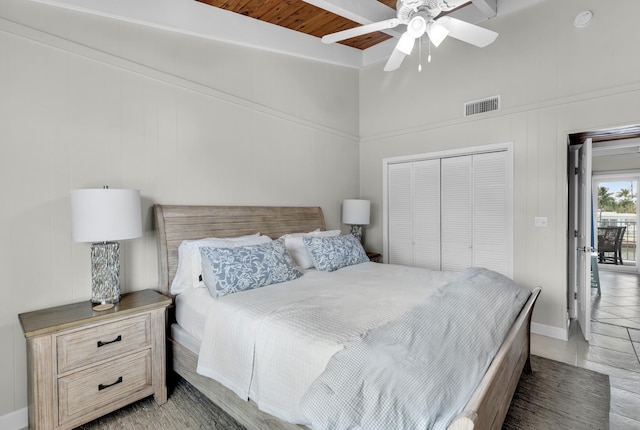 bedroom featuring ceiling fan and a closet