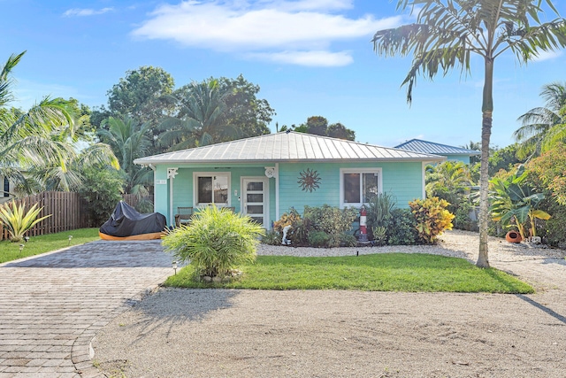 view of front of home featuring a front lawn