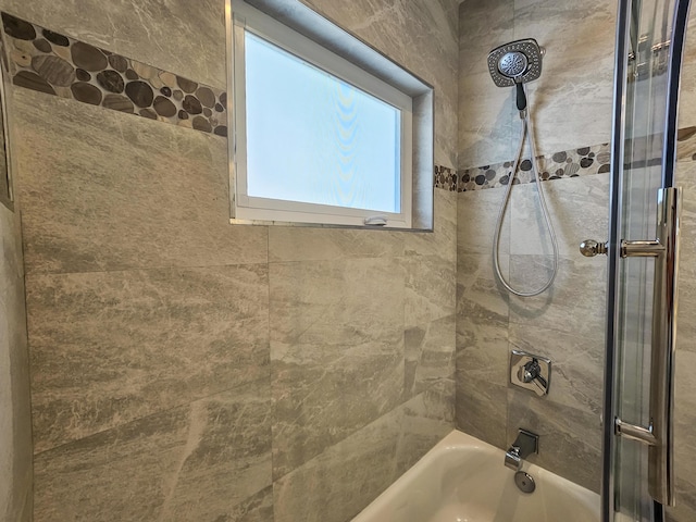 bathroom featuring tiled shower / bath