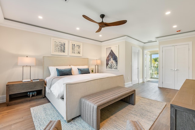 bedroom with baseboards, recessed lighting, light wood-style flooring, and crown molding