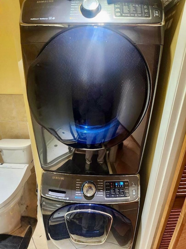 room details featuring washer / dryer