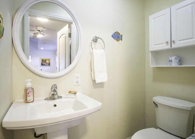 bathroom with sink, toilet, and ceiling fan