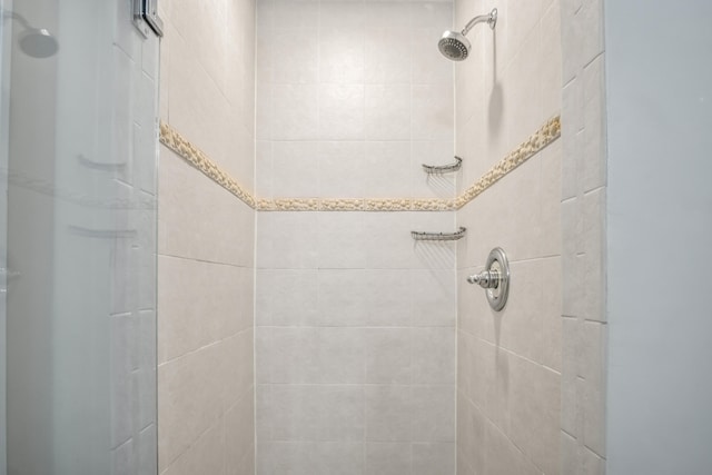 bathroom featuring tiled shower