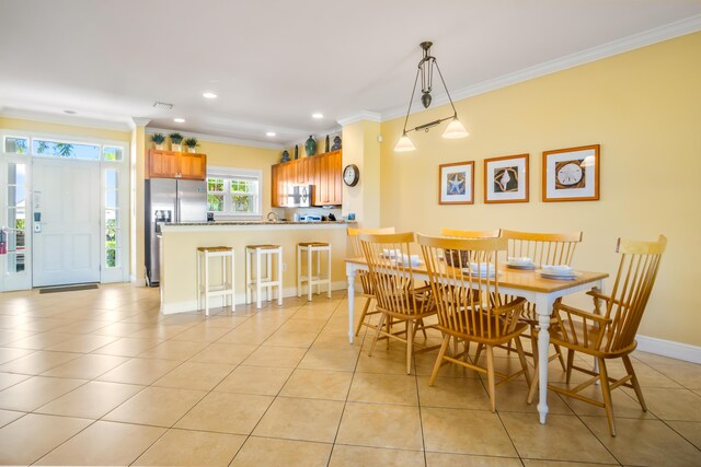 living room featuring ornamental molding, light tile patterned flooring, visible vents, and baseboards