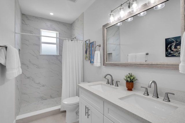 full bathroom featuring a sink, toilet, and a shower with shower curtain