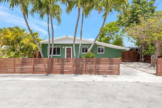view of front facade featuring a fenced front yard