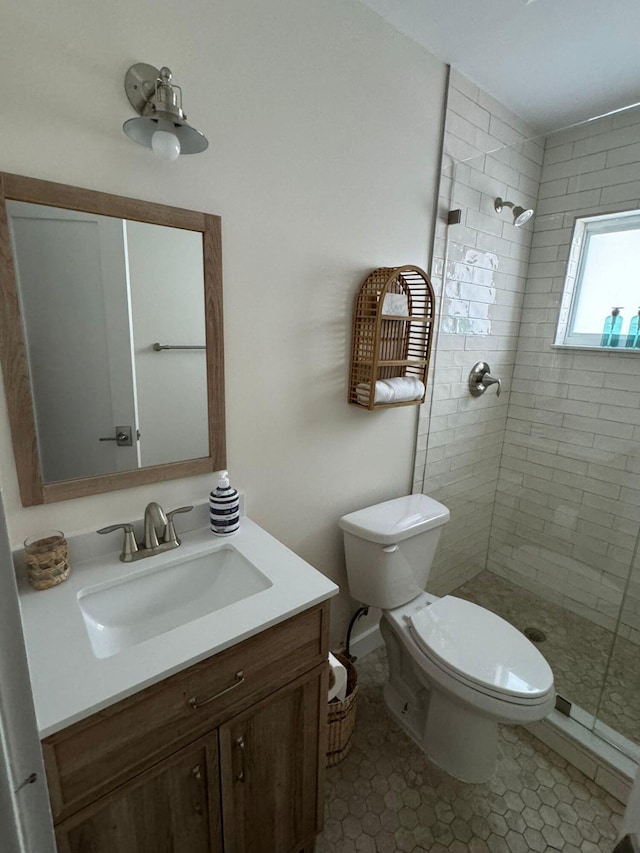 18 Palm Dr, Key Largo, FL 33037 - bathroom featuring a tile shower, vanity, and toilet