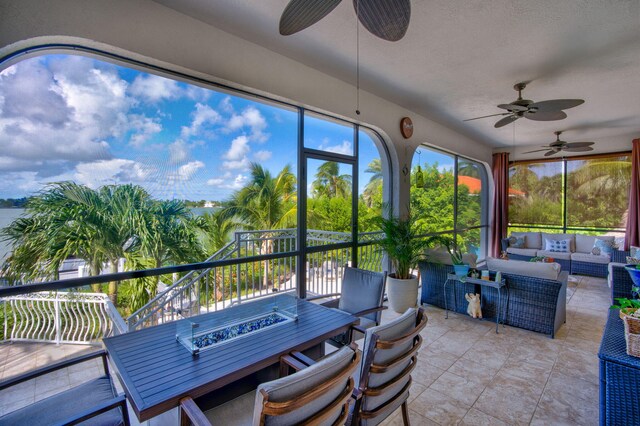 sunroom with ceiling fan