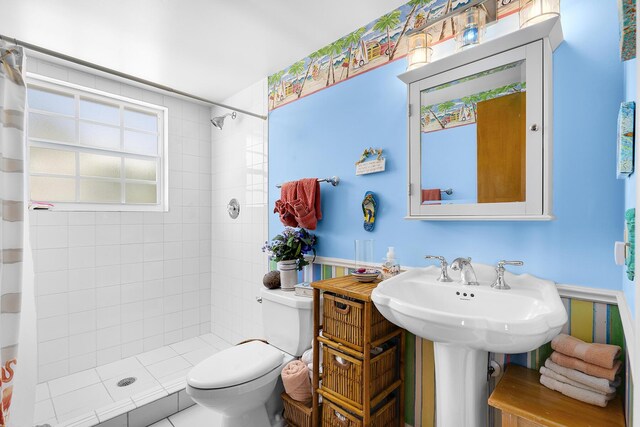 bathroom featuring a shower with curtain and toilet