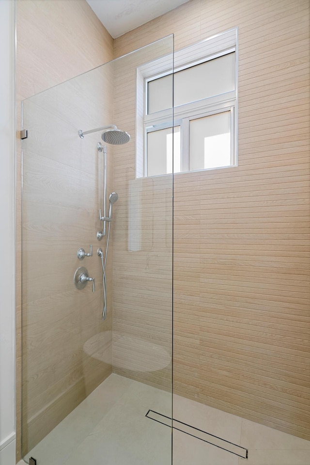 bathroom featuring tiled shower