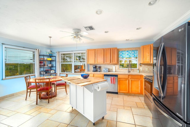 kitchen with visible vents, light countertops, appliances with stainless steel finishes, tasteful backsplash, and crown molding