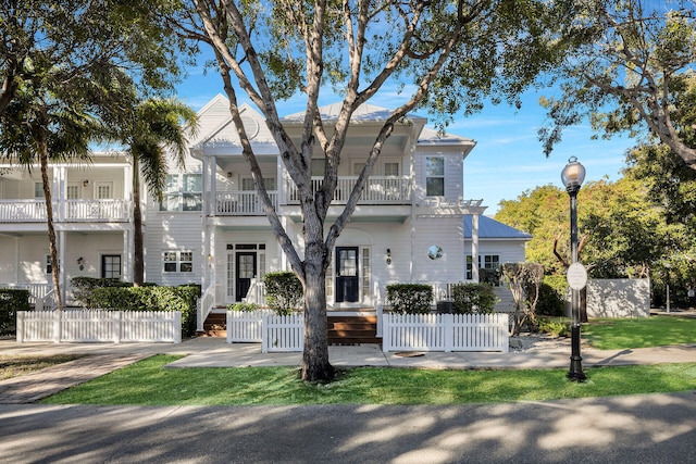 view of front facade featuring a fenced front yard