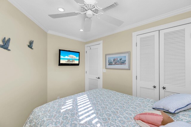 bedroom with ceiling fan, ornamental molding, and a closet