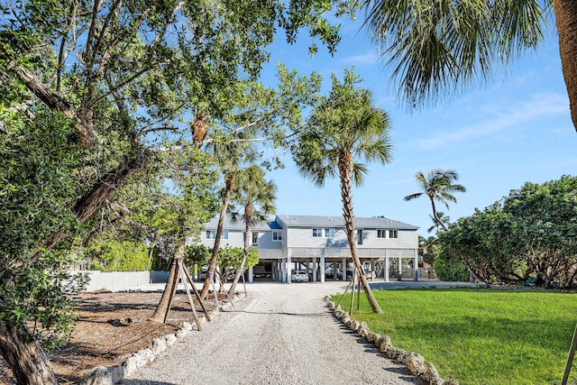 view of front of property featuring a front lawn and a carport