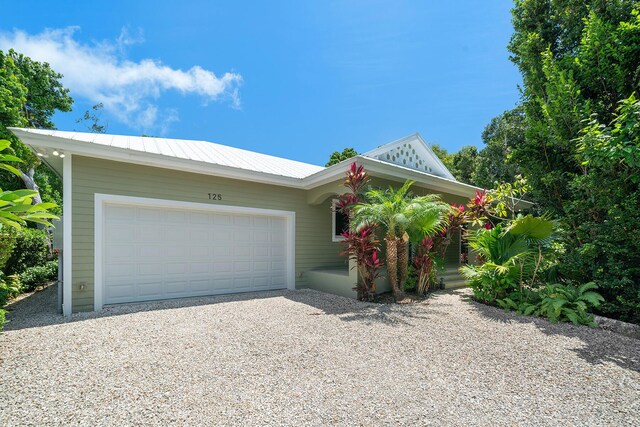 view of front facade featuring a garage