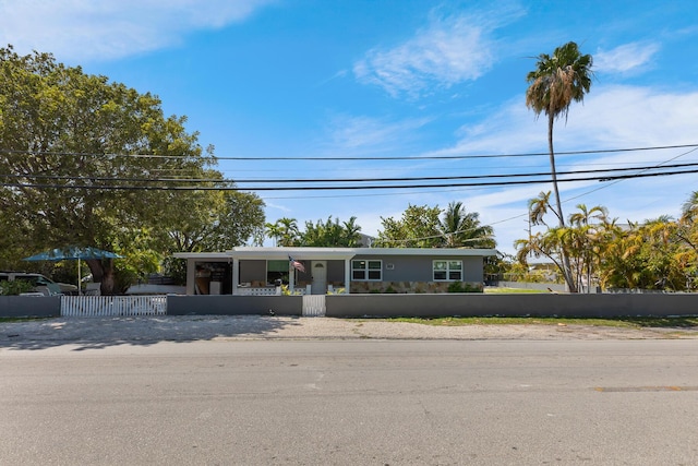 view of front of property featuring a fenced front yard