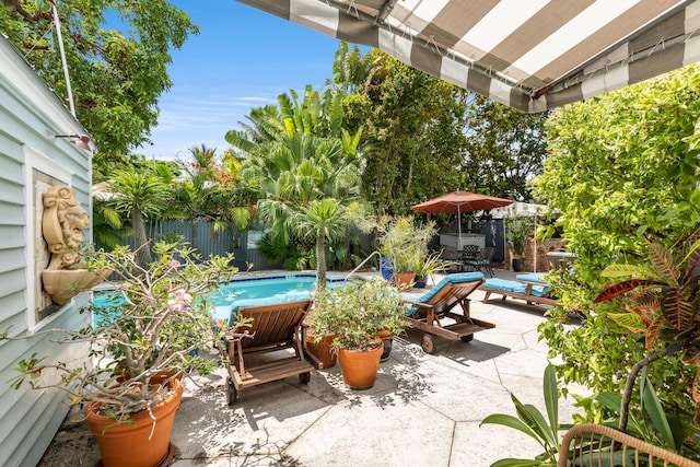 view of swimming pool featuring a fenced in pool, outdoor dining area, a fenced backyard, and a patio