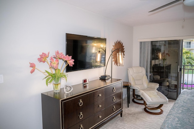 sitting room with ceiling fan