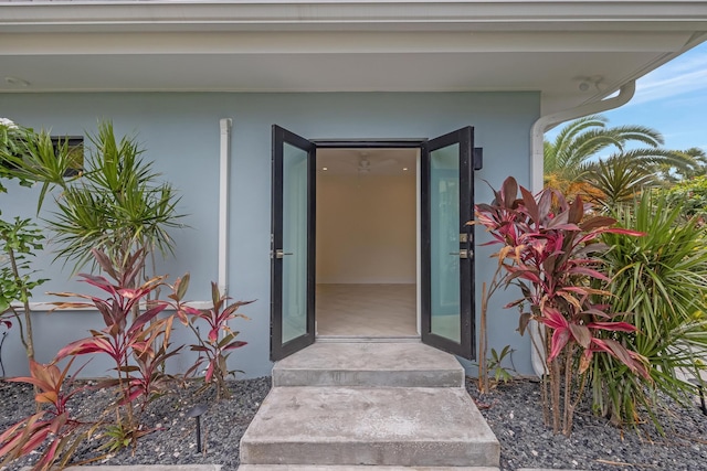 view of exterior entry featuring stucco siding