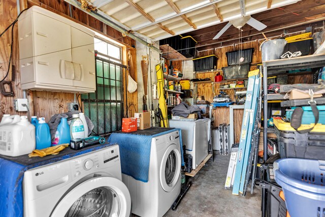 laundry room with laundry area, independent washer and dryer, and a ceiling fan