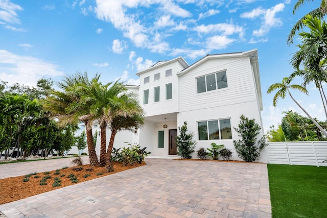 view of front of home featuring a front yard